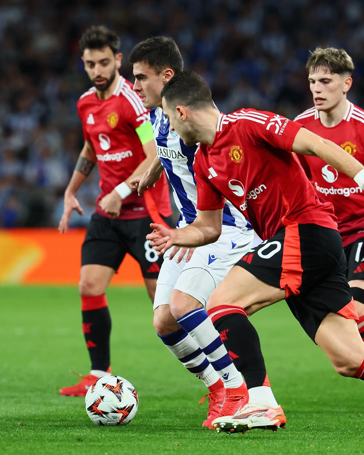 爱游戏-曼联训练开放日,今晨战术微调引欢呼,西甲在即,阵容厚度经受考验